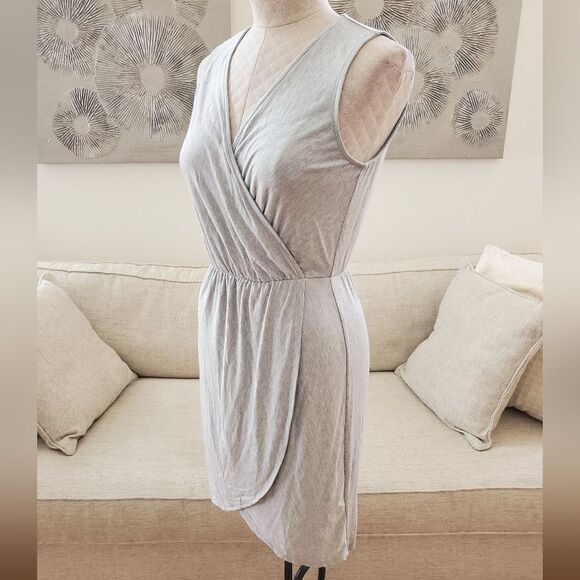 Gibson X The Motherchic Avalon Faux Wrap Jersey Dress - size XS in Grey - Picture 7 of 15